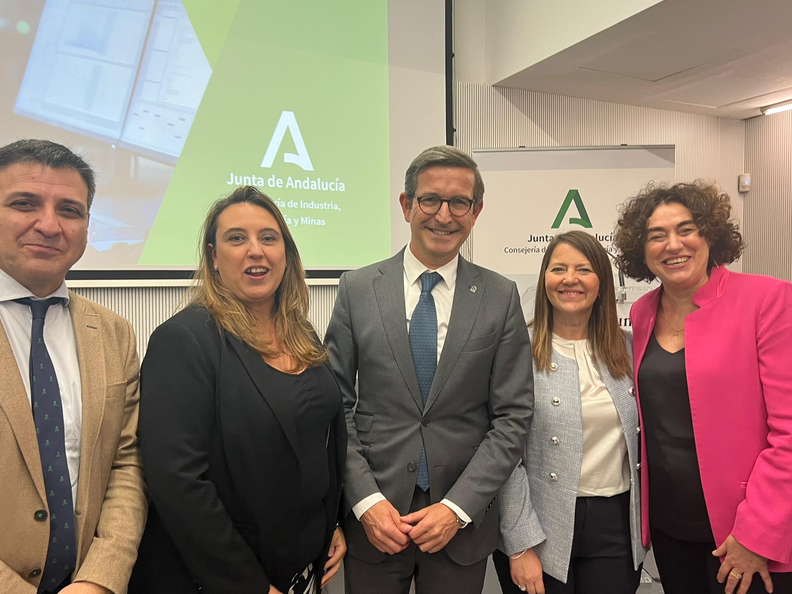 Silvia Vela, segunda por la derecha, con el consejero de Industria de la Junta de Andalucía y socias de Ellas Vuelan Alto.